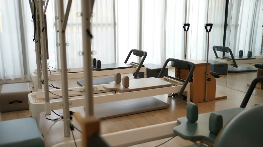 Pilates Reformergeräte in einem Sportstudio